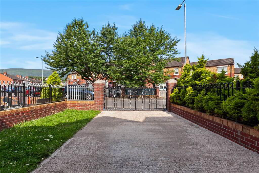 32 Beechmount Walk 2 of 27