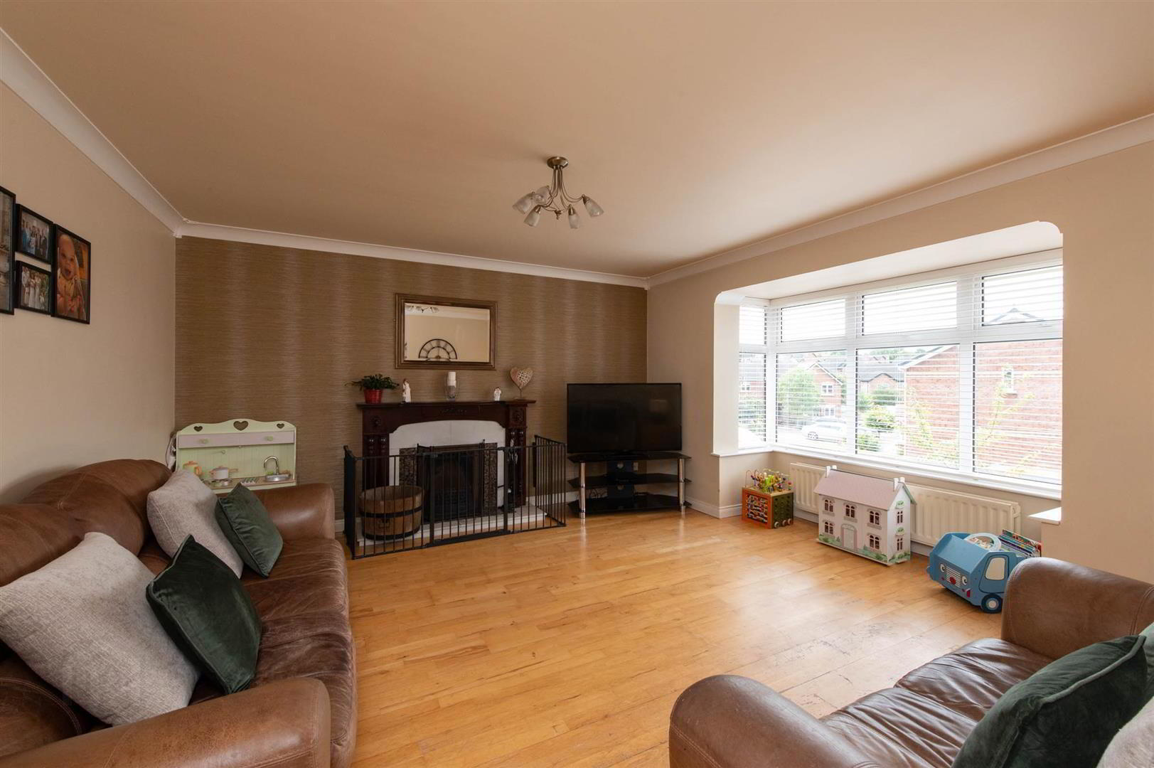 39 Whitethorn Brae 3 of 26