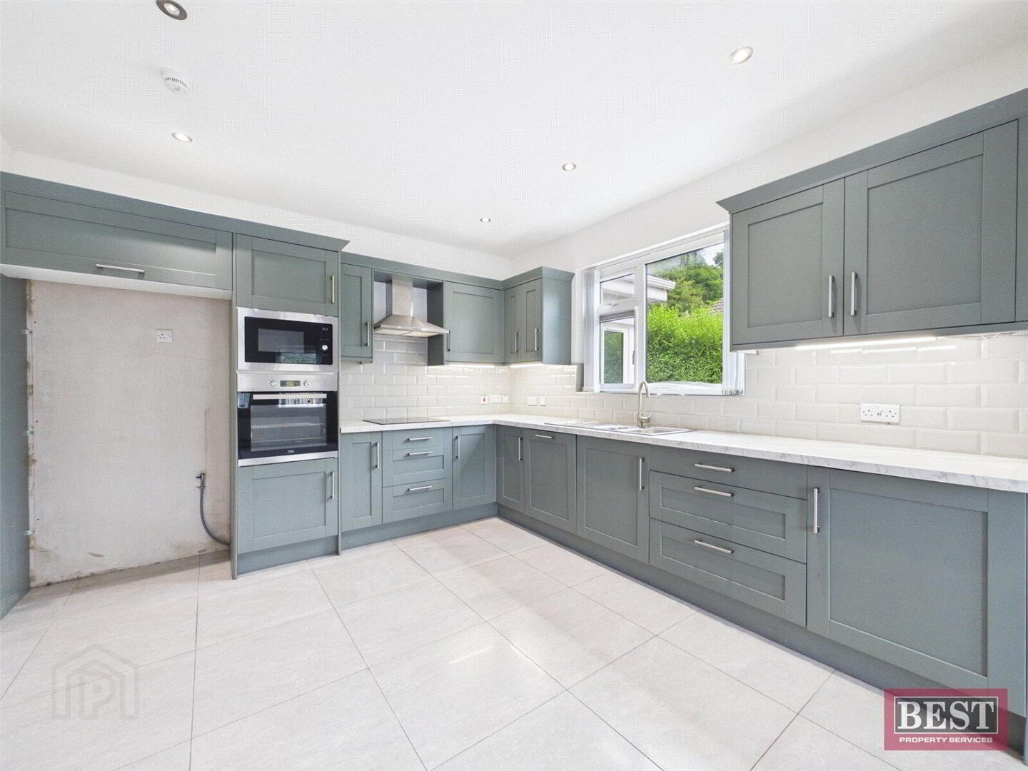 68 Warrenpoint Road 3 of 28