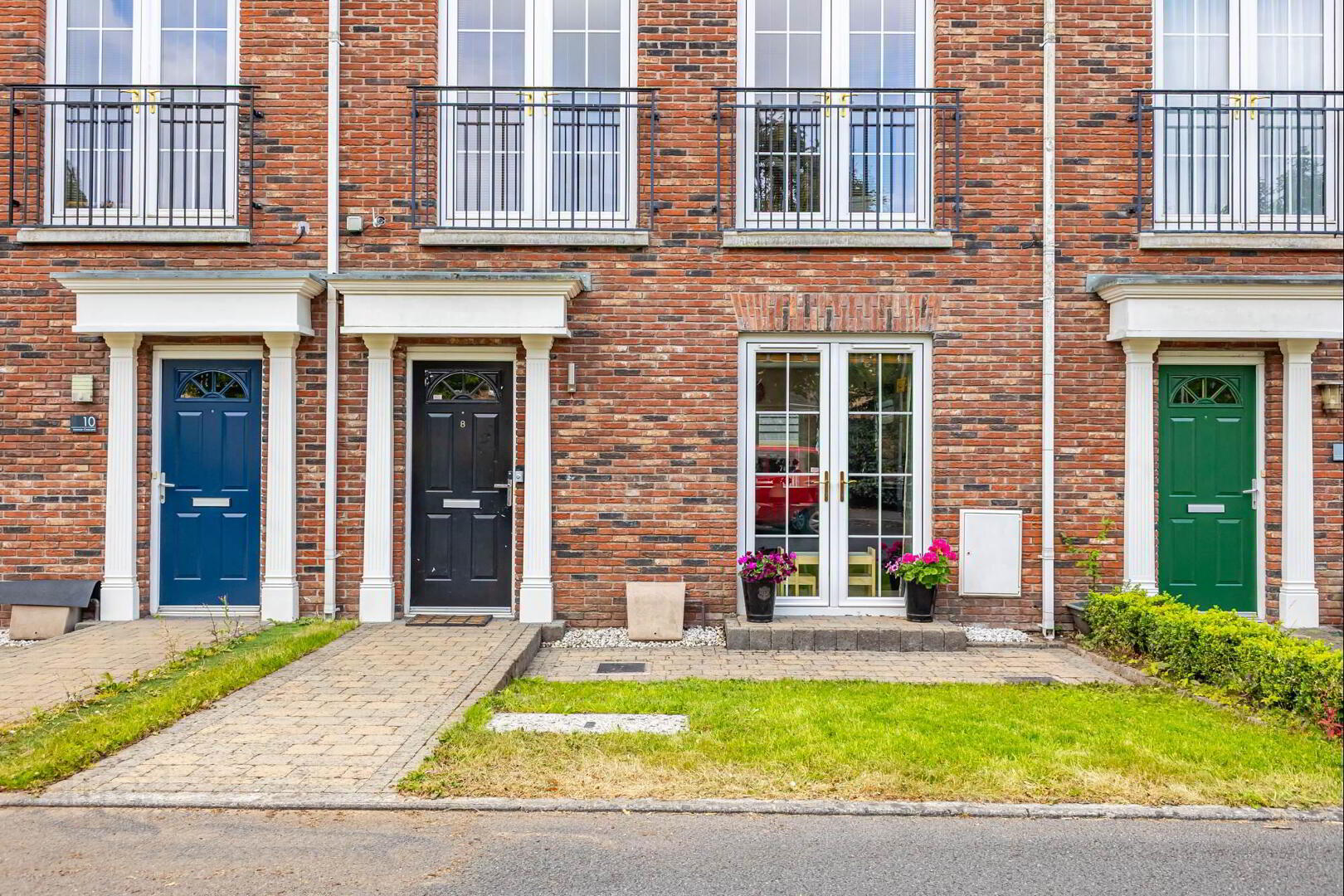 8 Holstein Crescent 2 of 20