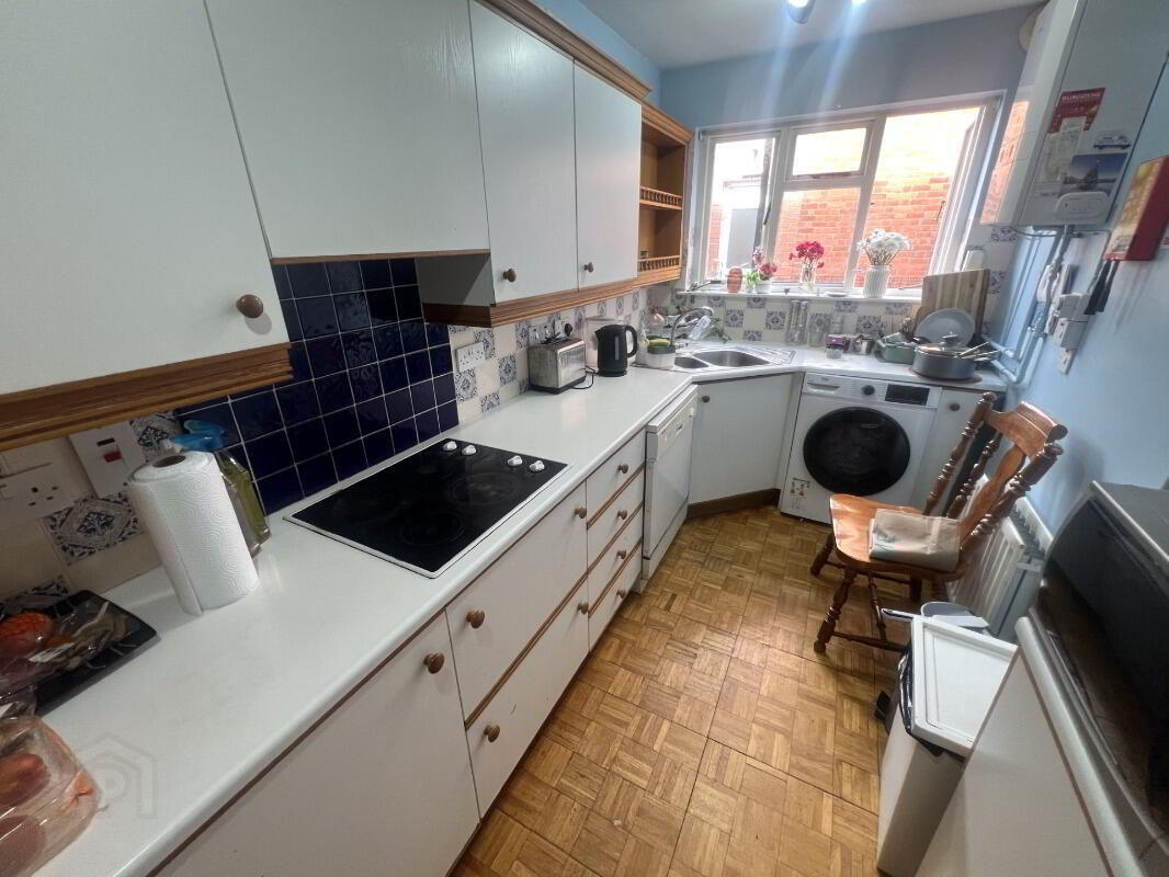 Apt 1, 73 Eglantine Avenue 9 of 10