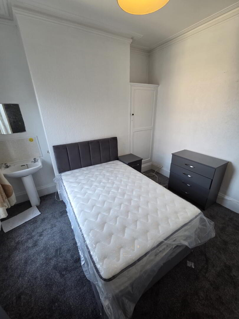 Room 4, 47 Malone Avenue 1 of 2