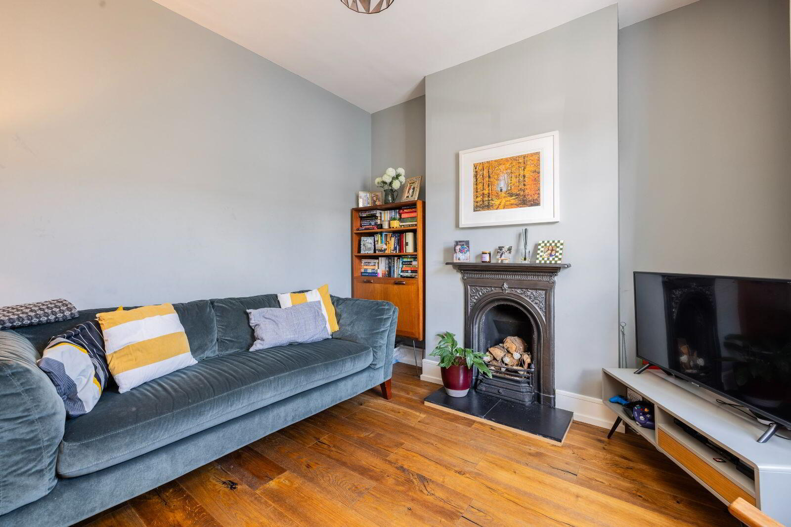 16 Leinster Street East 2 of 27