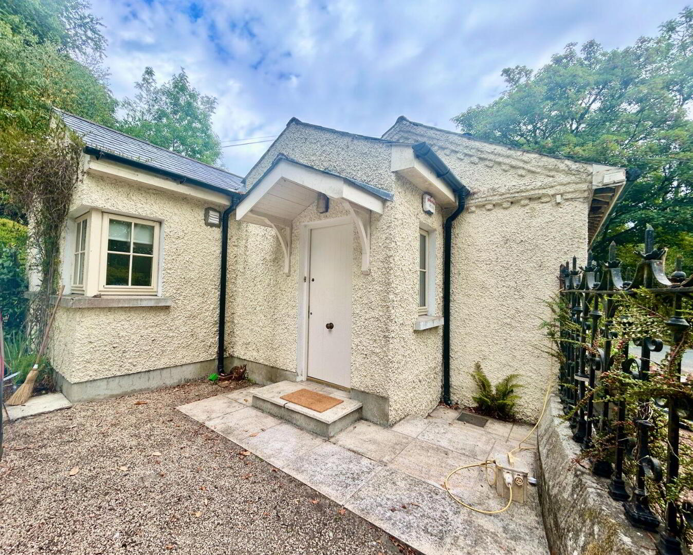 Altidore Castle Gate Lodge 1 of 27