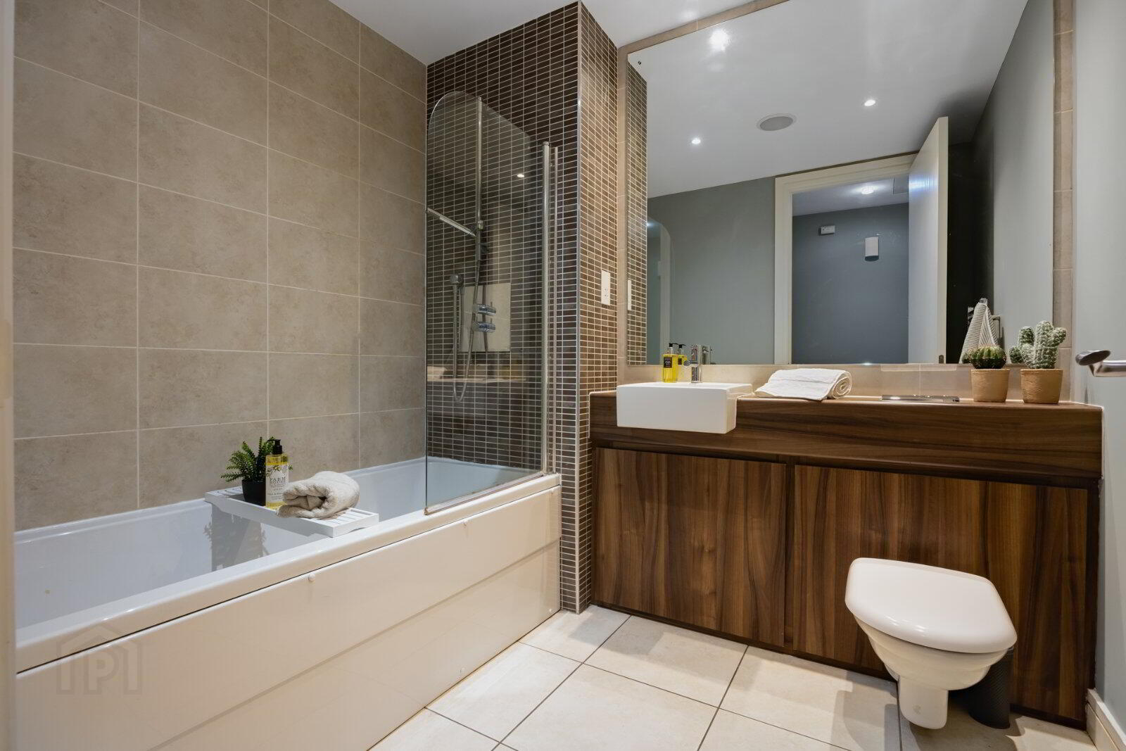 Apartment 10.32 The Arc 2J Queens Road 8 of 9
