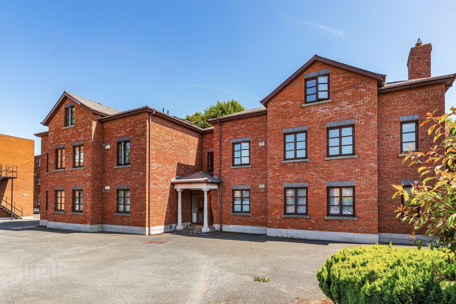Apartment 2 Oaklands Court 1 of 9