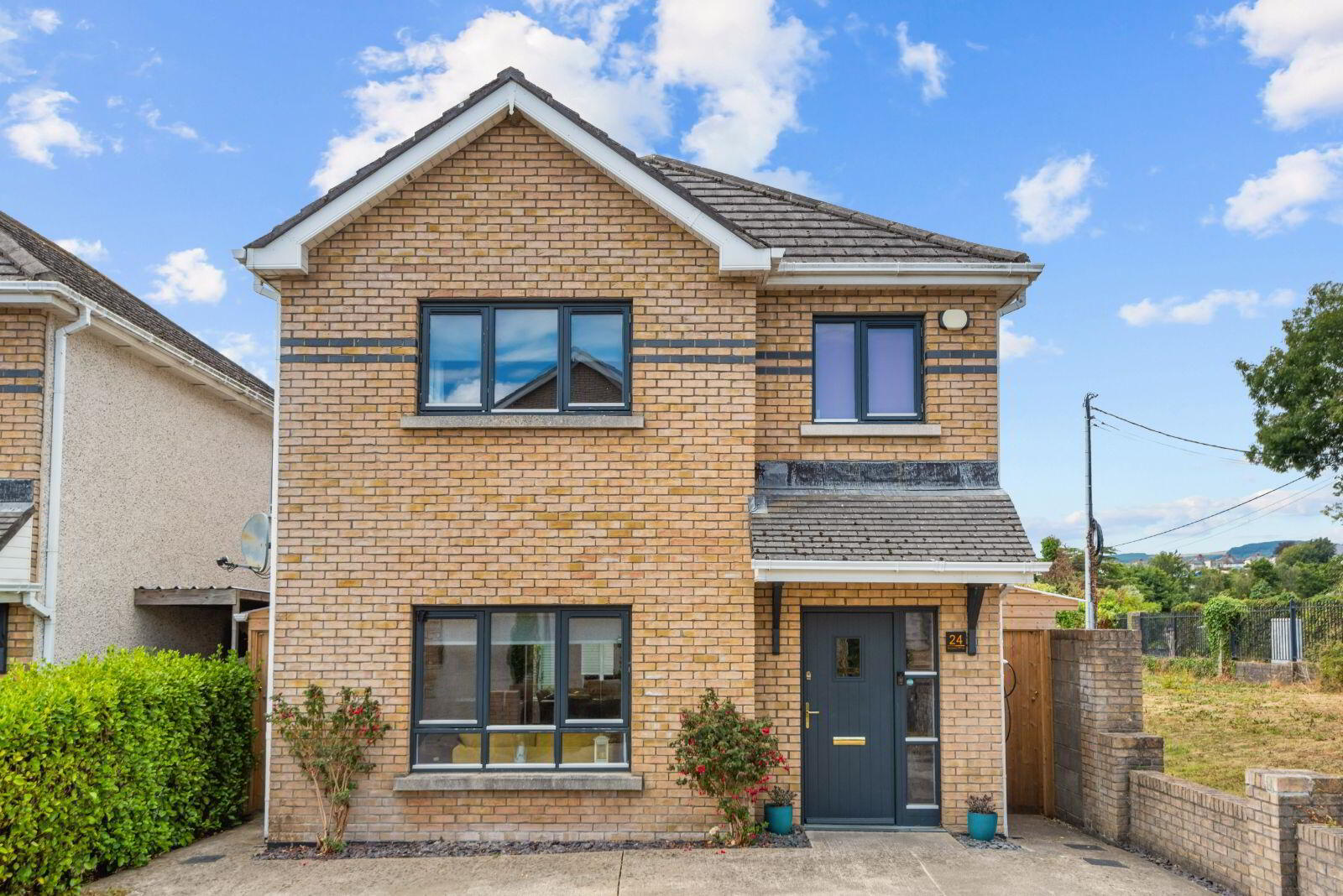 24 Holywell Drive 1 of 16