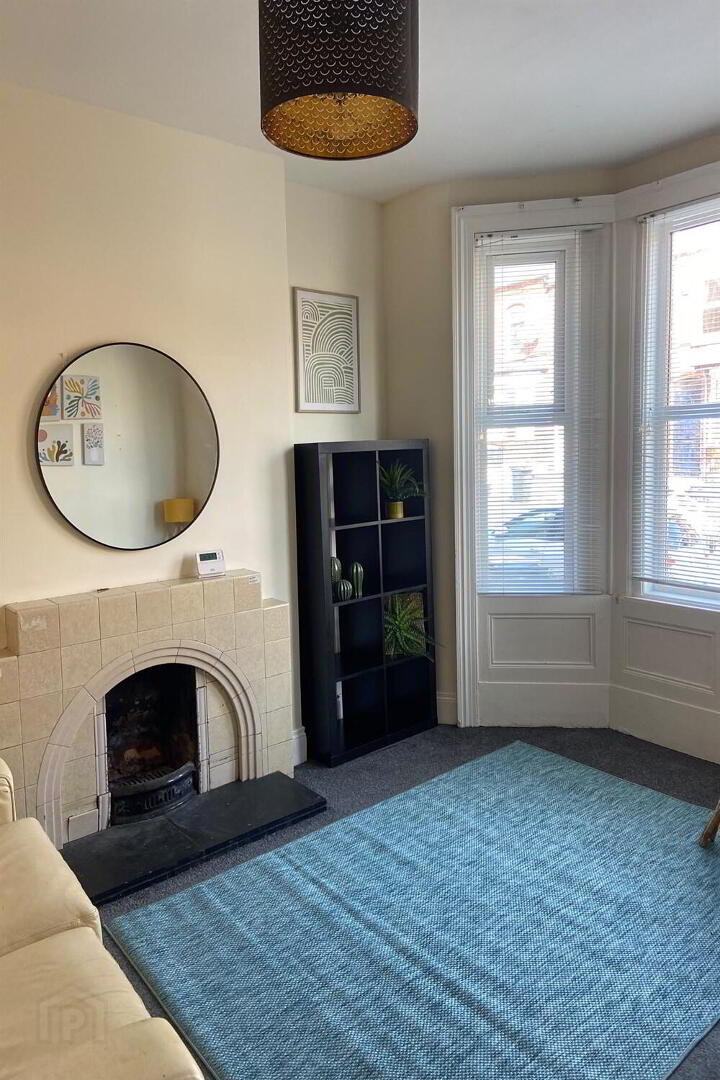 Flat 1, 13 Sandhurst Drive 3 of 9