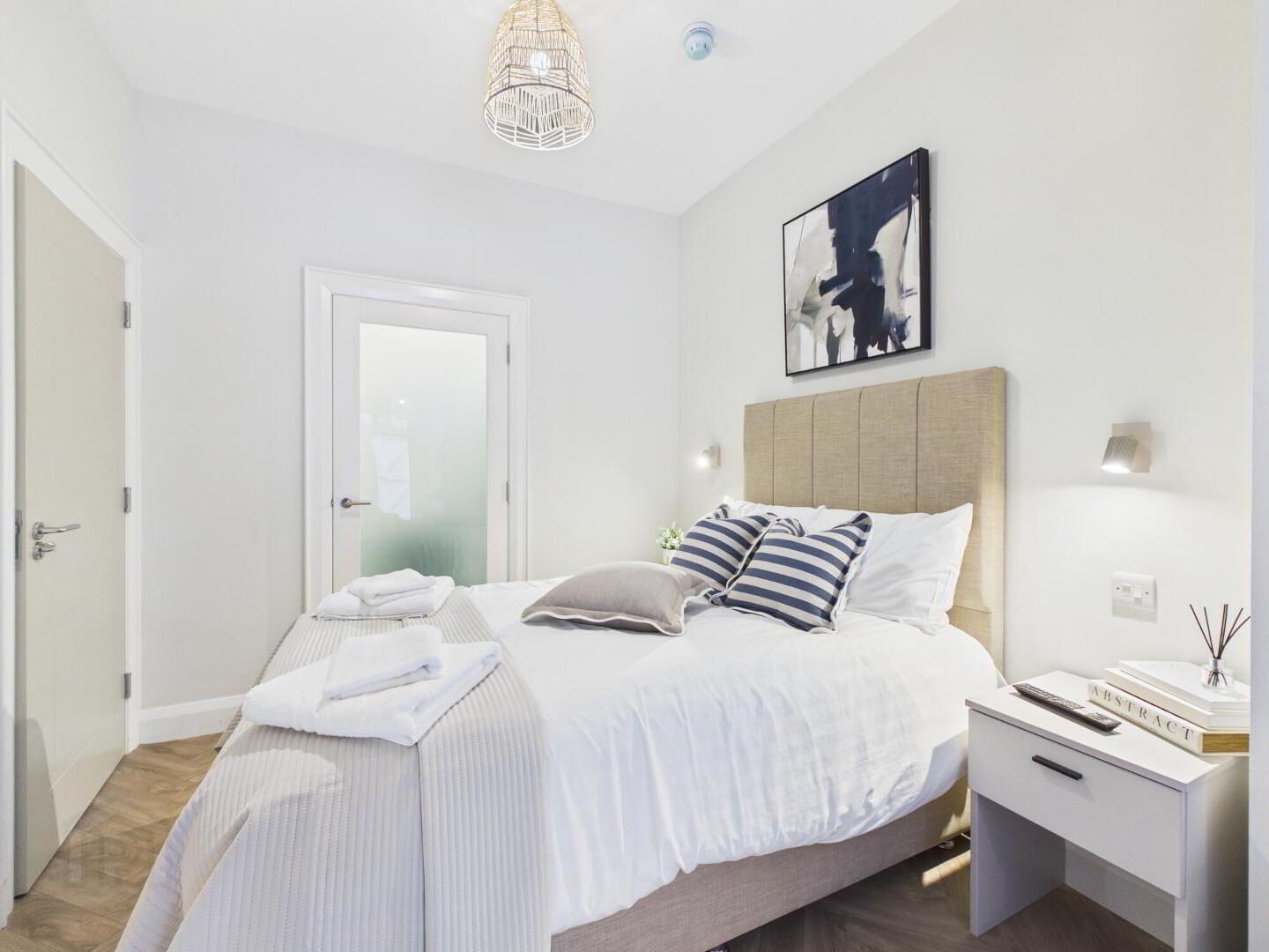 Room 2 The Ashley Collection, Ashley Avenue 2 of 18
