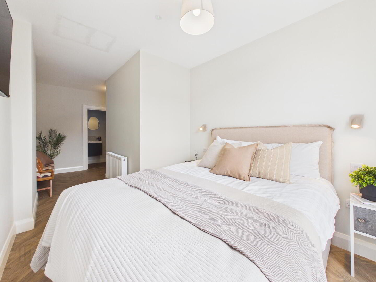 Room 4 The Ashley Collection, Ashley Avenue 3 of 17