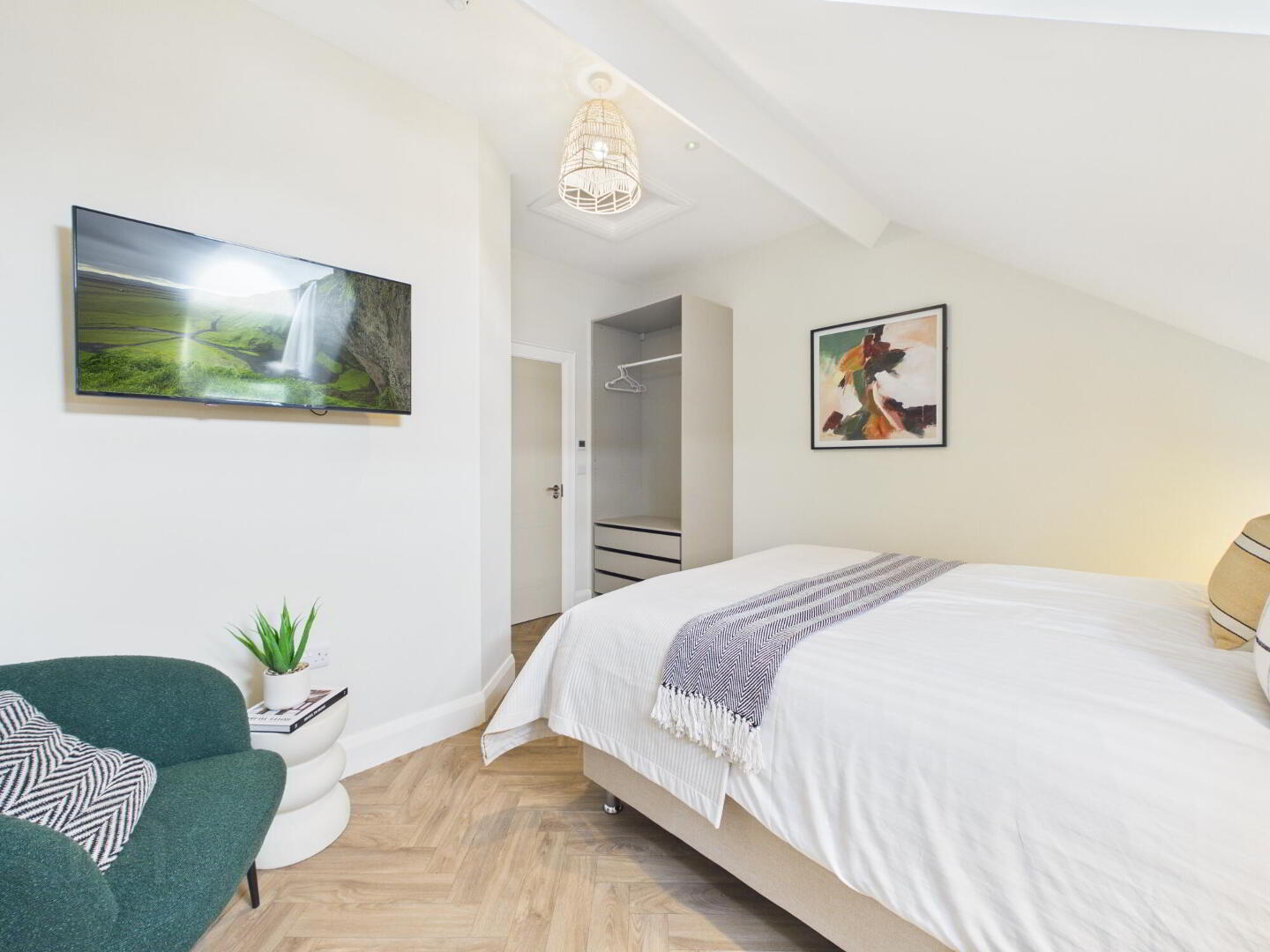 Room 7 The Ashley Collection, Ashley Avenue 2 of 16