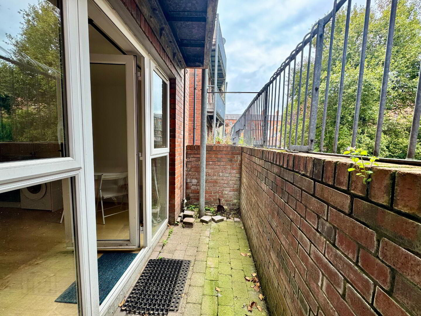 Flat 2, 97 Eglantine Avenue 12 of 13