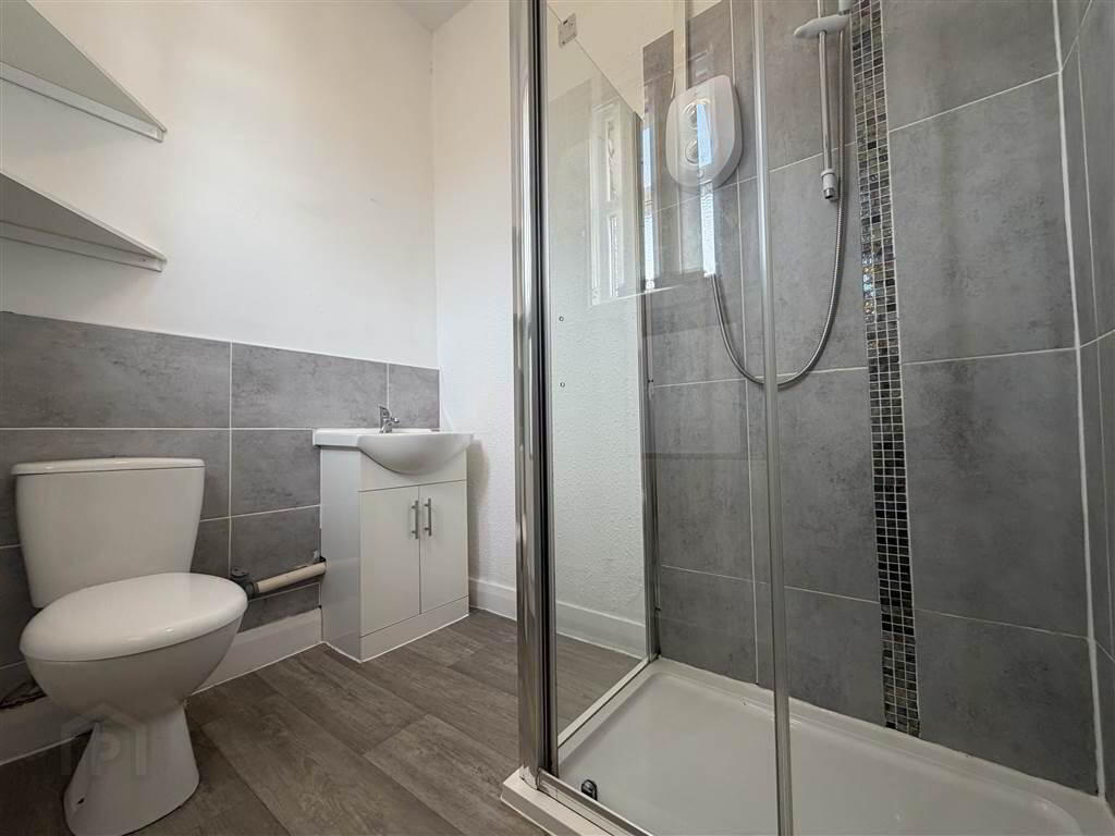 Apt 3, 199 Antrim Road 2 of 5