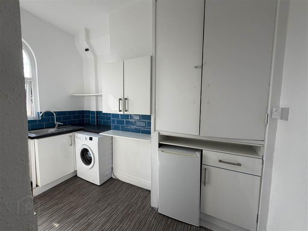Apt 3, 199 Antrim Road 3 of 5