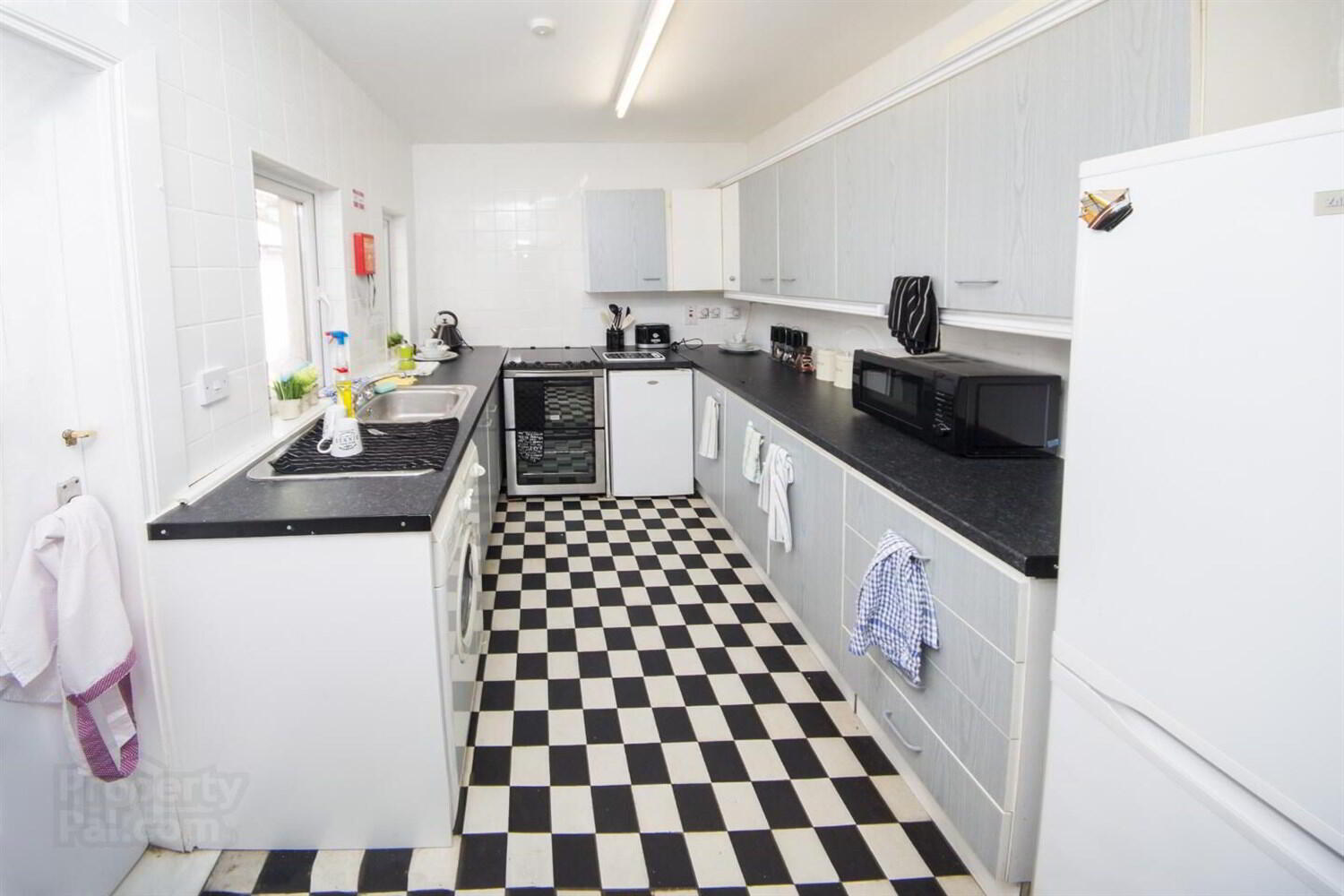 Room 3, 4 Candahar Street 6 of 7