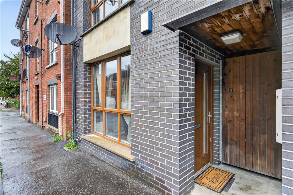 4 Grovefield Street 2 of 18