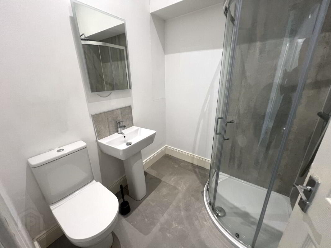 Apt 5, 29 Wellington Park 6 of 6