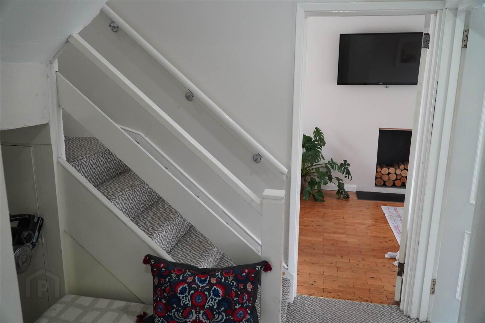 8 Month Lease @, 49 Thornhill Parade 2 of 11