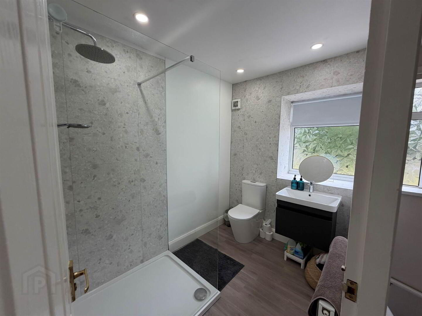 8 Month Lease @, 49 Thornhill Parade 10 of 11