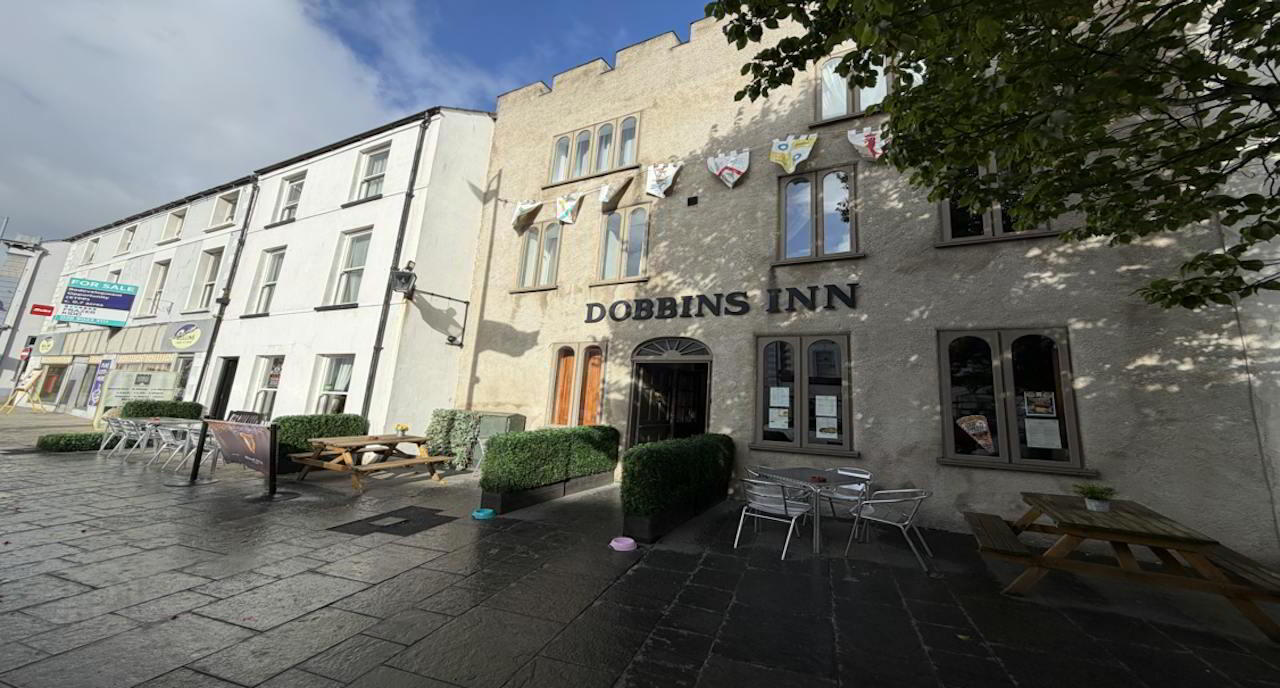 Dobbins Inn Hotel, 6-8 High Street 1 of 3
