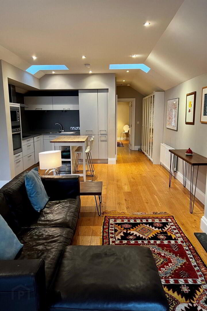 The Coach House, 1a The Close 3 of 8