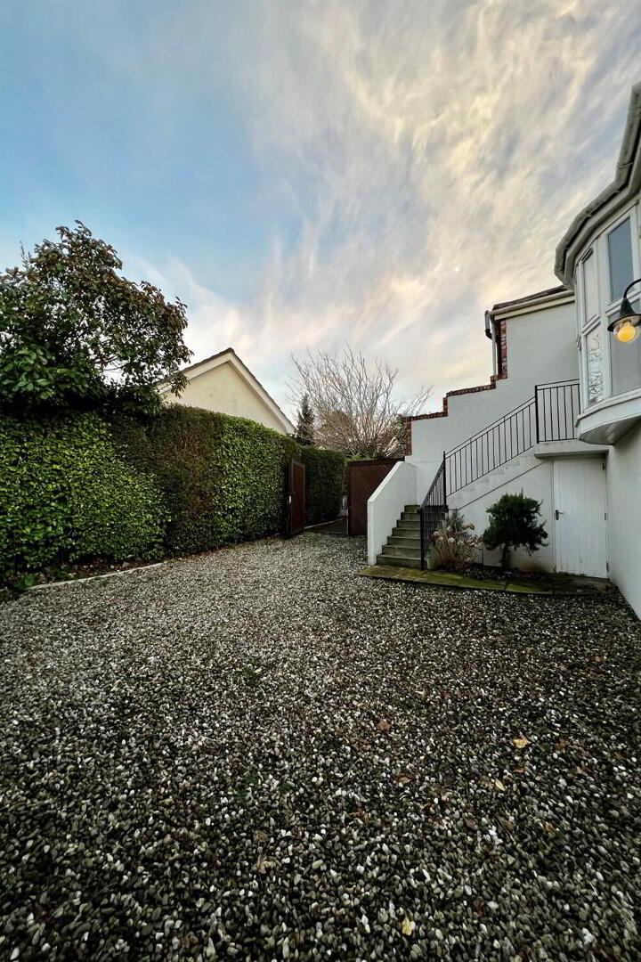 The Coach House, 1a The Close 2 of 8