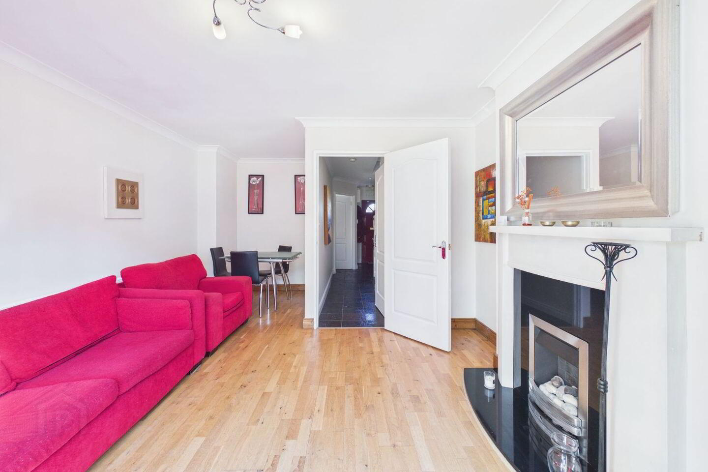 8 Holywell Gardens 3 of 19