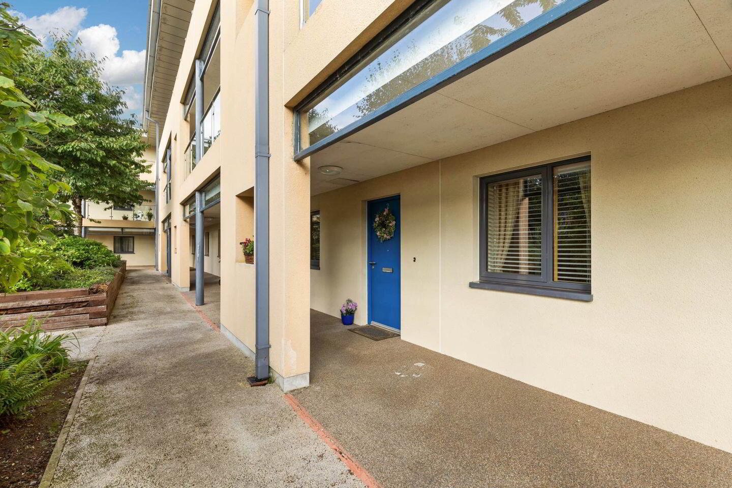 2 Knightsbridge Court 1 of 14