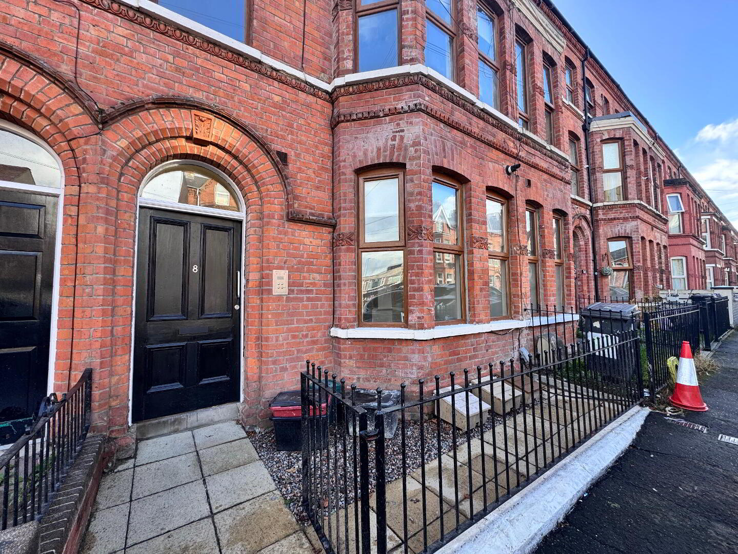 Apt 1, 8 Willowbank Gardens 2 of 16
