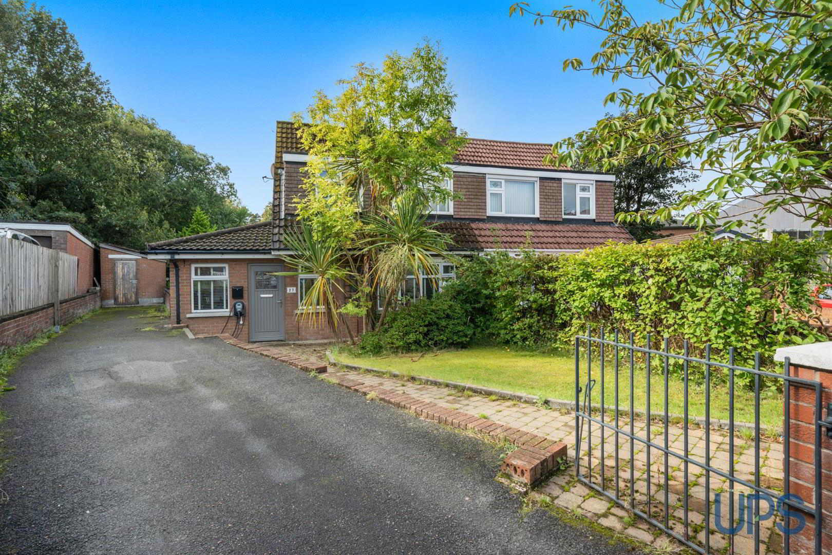 27 Orchardville Gardens 2 of 34