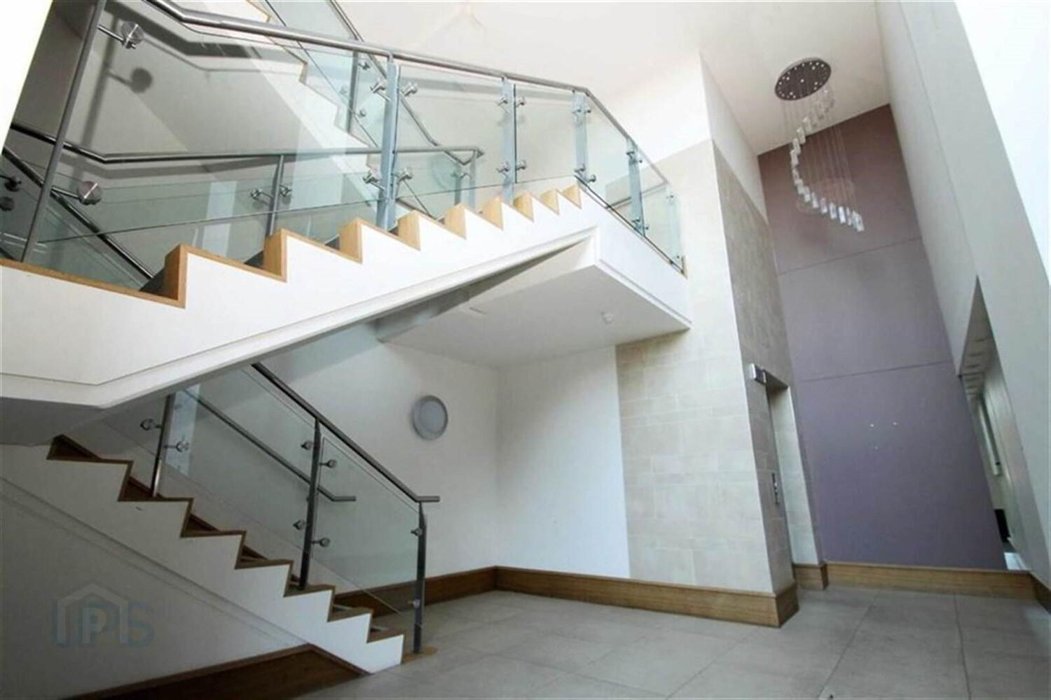 95 The Granary Building, 15 Princes Street 2 of 9