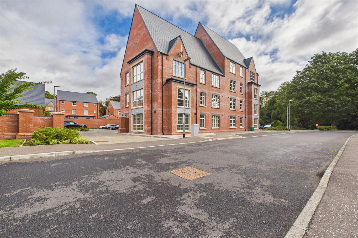 Apartment 10 1 Lacefield 2 of 28