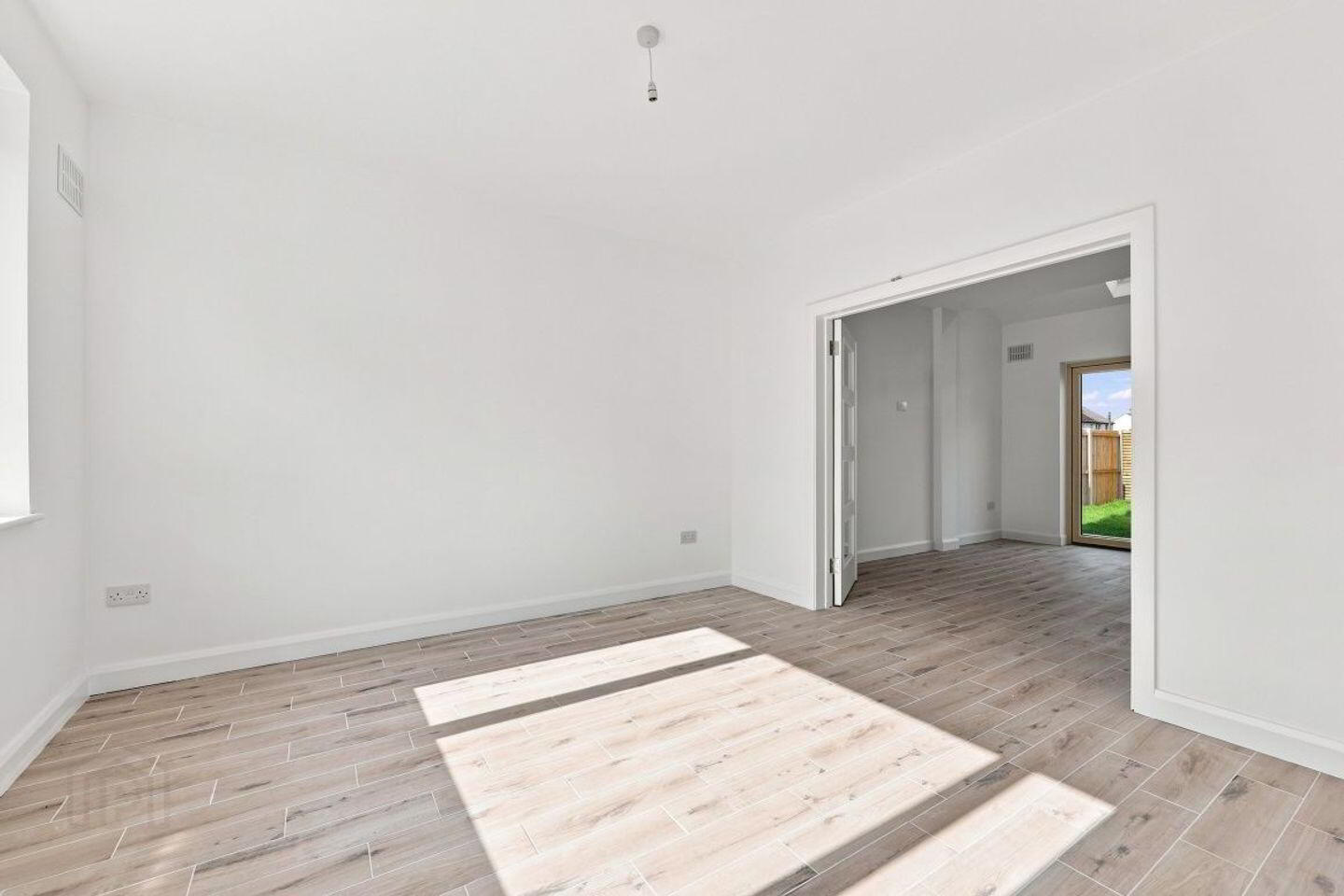 87a Saint Anne's Square 3 of 17