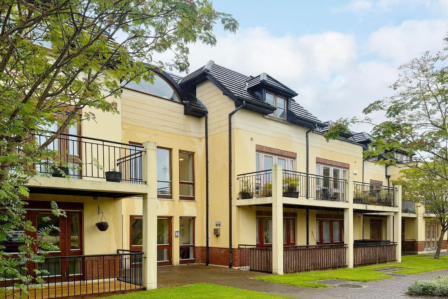 5 Apt. Block, A Maryfield Court 2 of 21