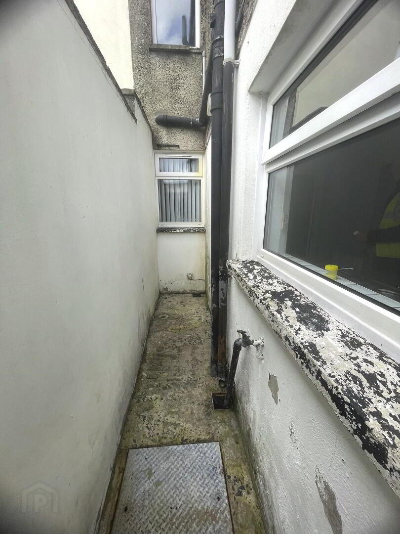 835 Crumlin Road 12 of 12