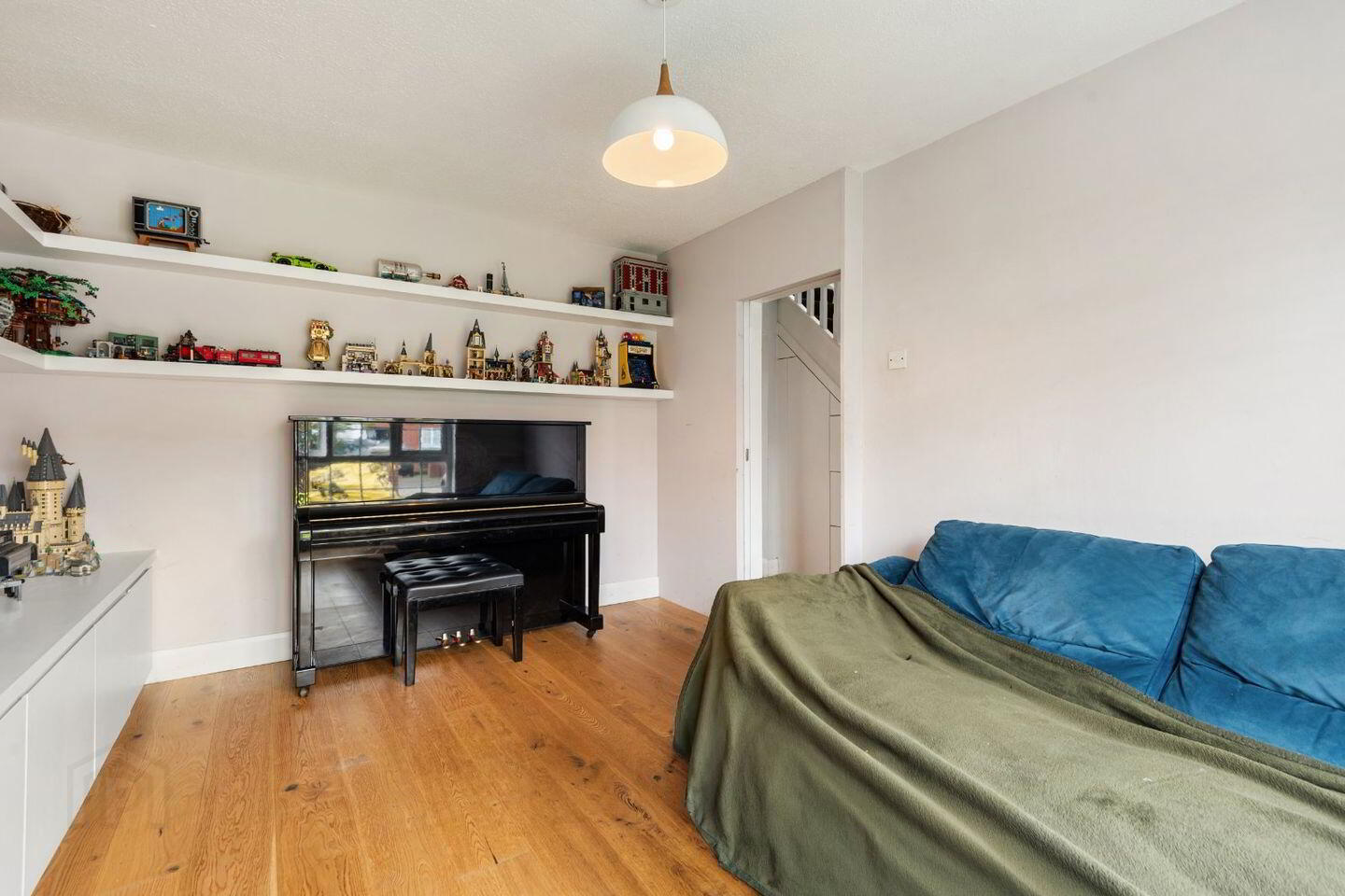 37 Llewellyn Court 3 of 18