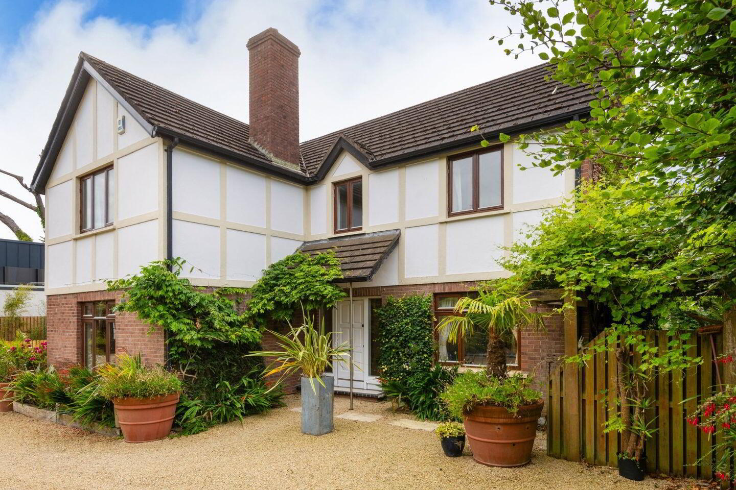 Holly Lodge, 1 Cenacle Grove 1 of 20