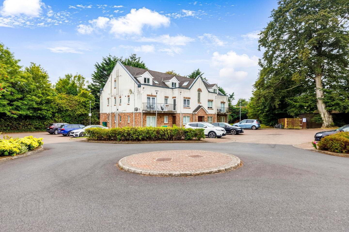 23 Yellow Clay Manor 1 of 5