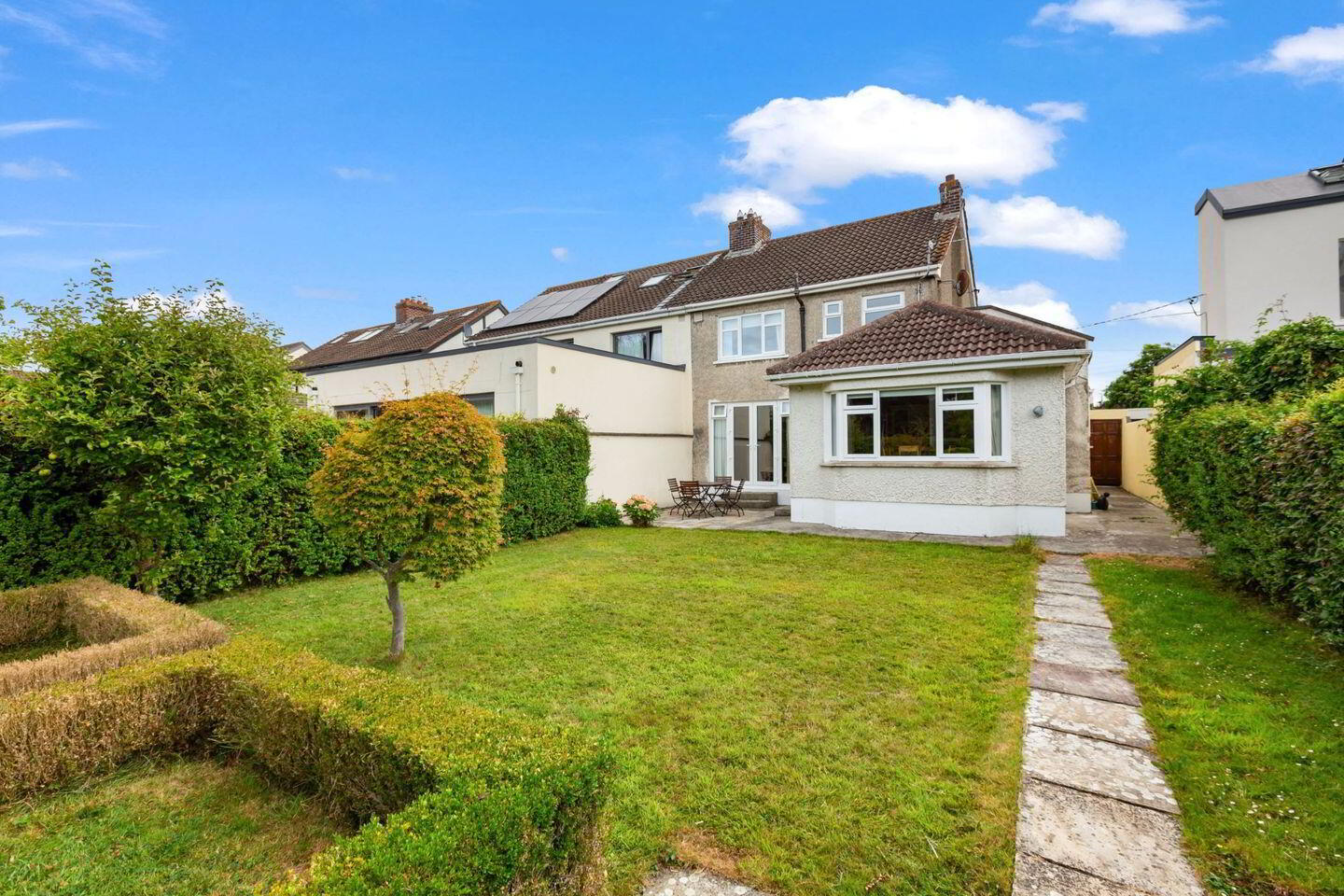 19 Pine Copse Road 2 of 5