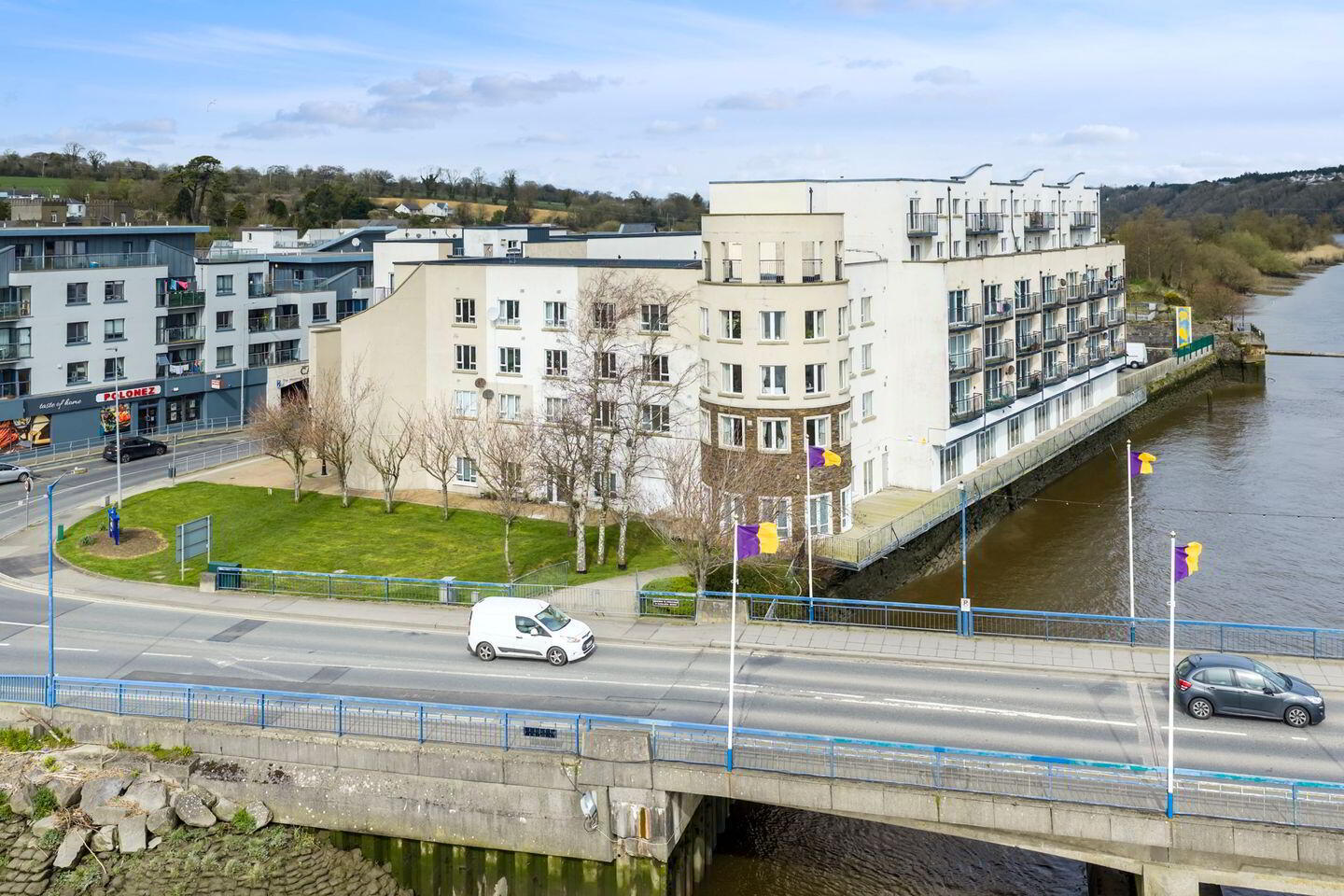 Apt 13, Waterside 3 of 27