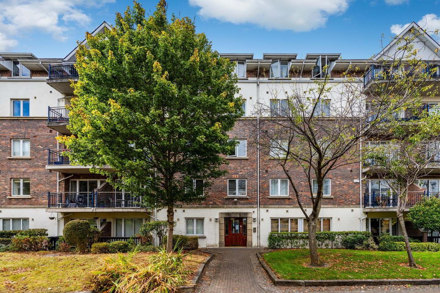 73 Hampton Square 1 of 4