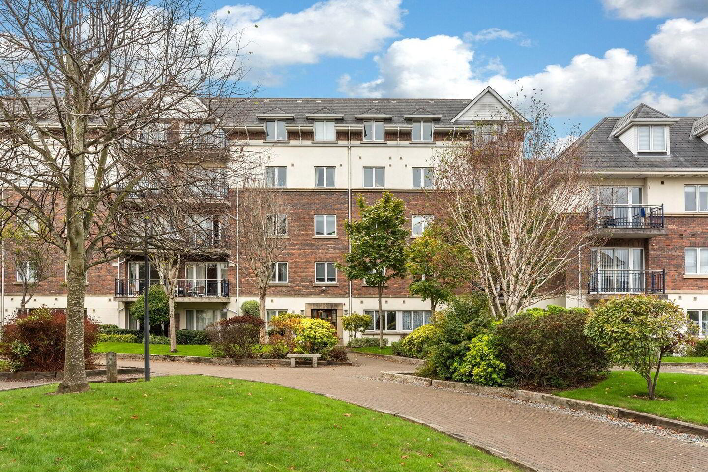 68 Hampton Square 1 of 5
