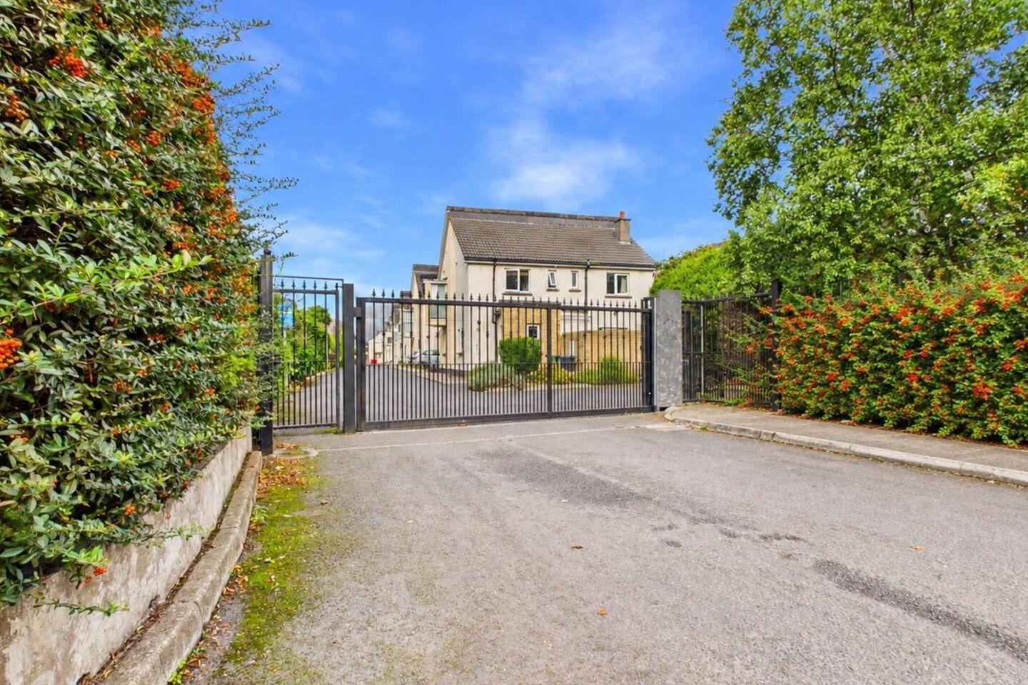 2 Caledon Court 1 of 16