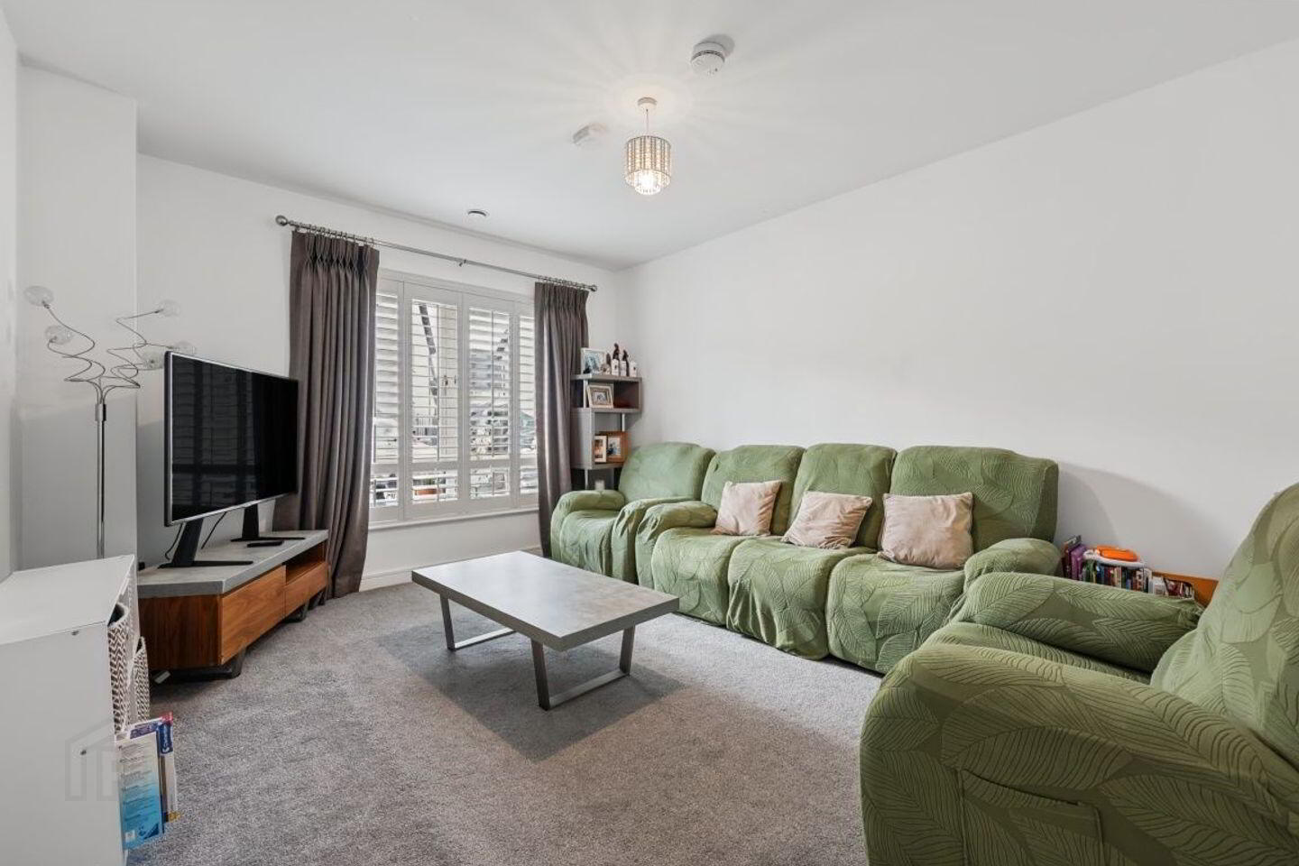 8 Parkside Close 3 of 23