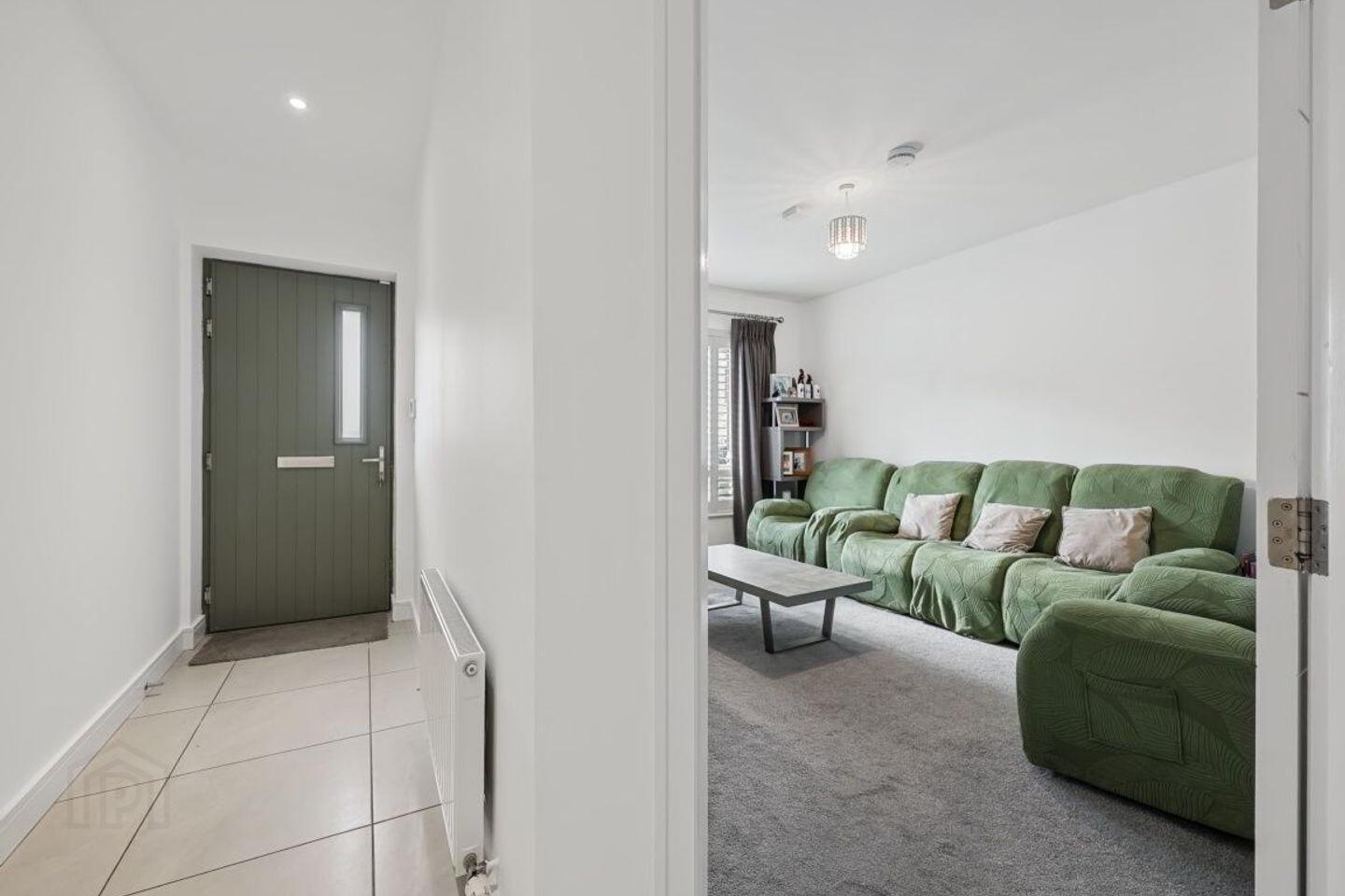 8 Parkside Close 2 of 23