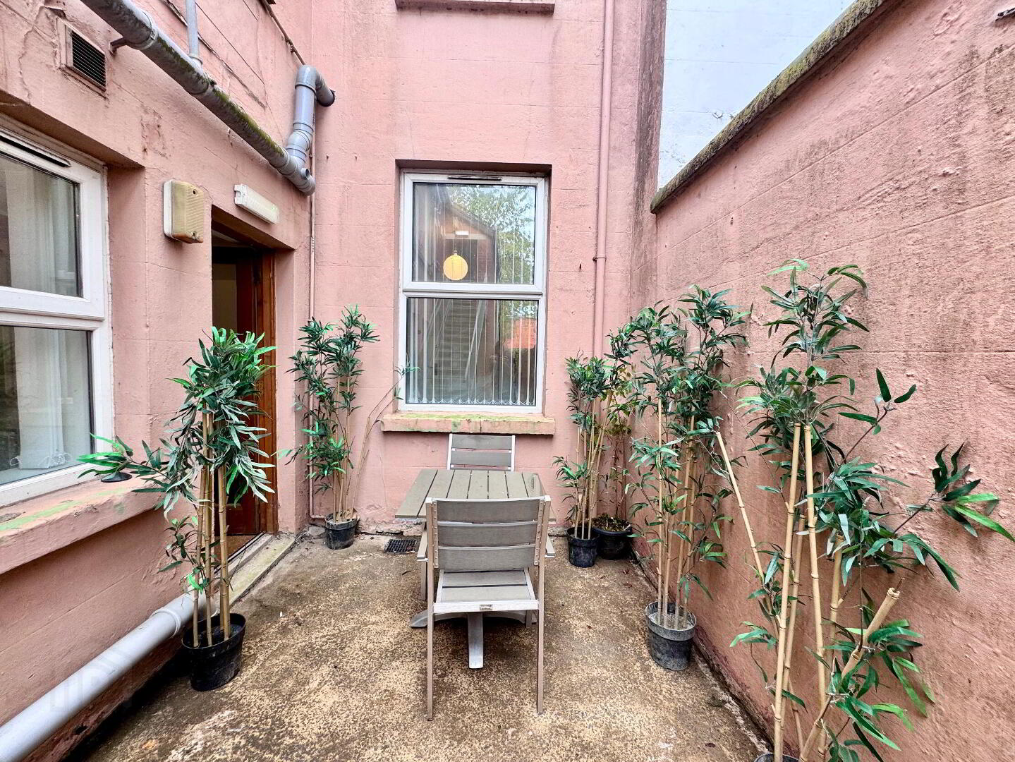 Flat 1, 6 Eglantine Avenue 19 of 19