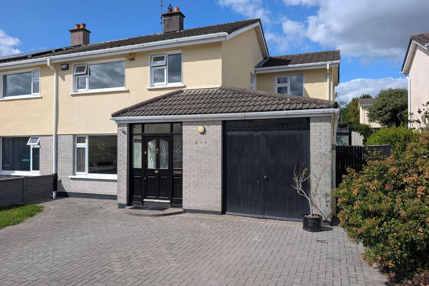 13 Pembroke Wood 1 of 5