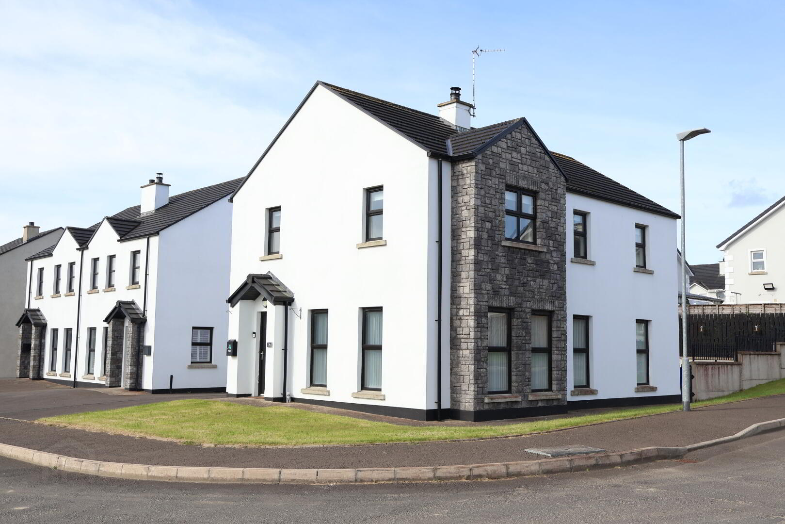 36 Willowcroft 1 of 16