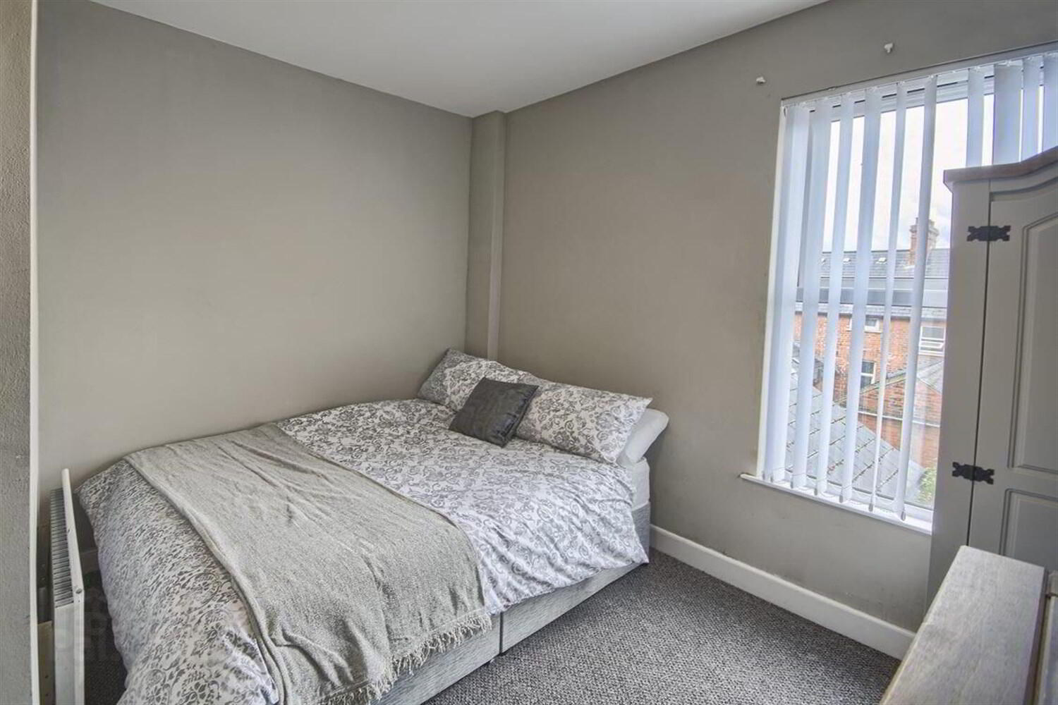 Room 8, 157 University Street 1 of 1