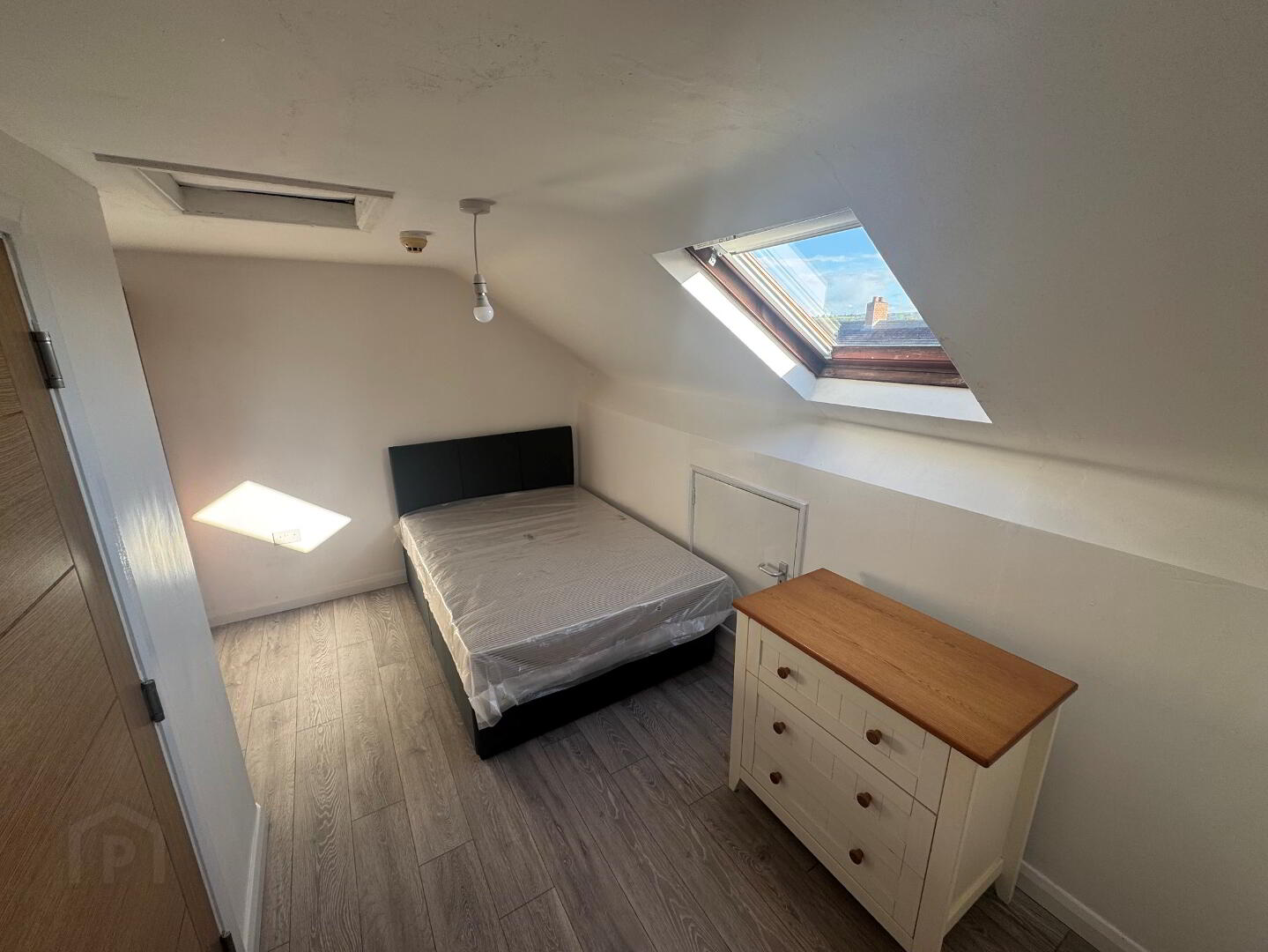 Flat 4, 77 Fitzroy Avenue 6 of 7